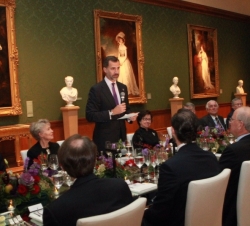Su Alteza Real el Príncipe de Asturias durante el brindis previo a la cena ofrecida en la Huntington Library
